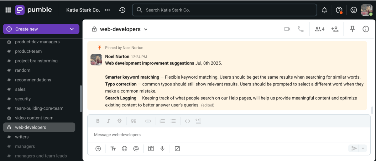 Un seguimiento después de una reunión de resolución de problemas en Pumble, una aplicación de comunicación en equipo