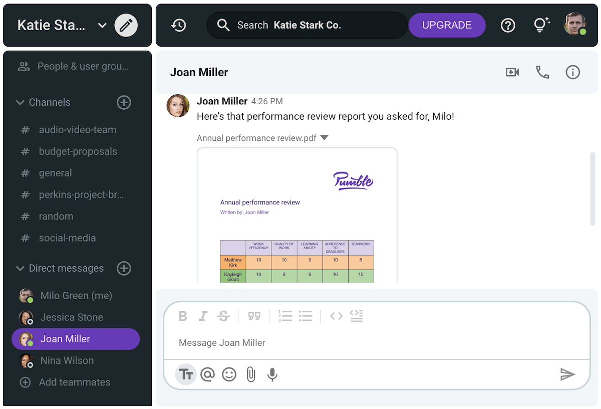 Joan a envoyé l'évaluation annuelle des performances de son équipe à Milo sur Pumble, une appli de messagerie professionnelle