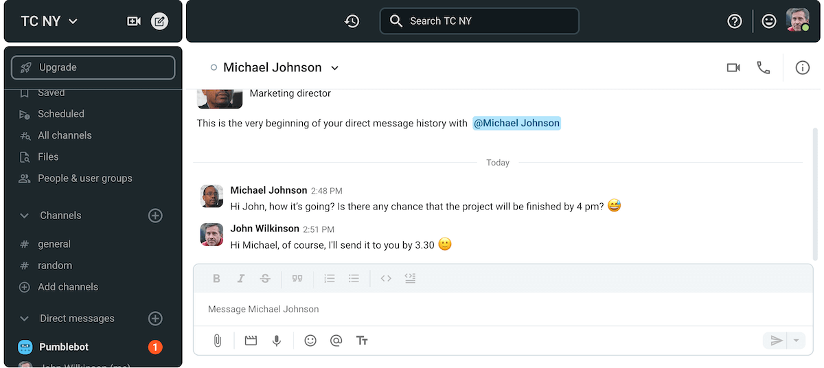 Michael usa la opción de mensaje directo para solicitar una actualización a través de Pumble, una aplicación de chat del equipo