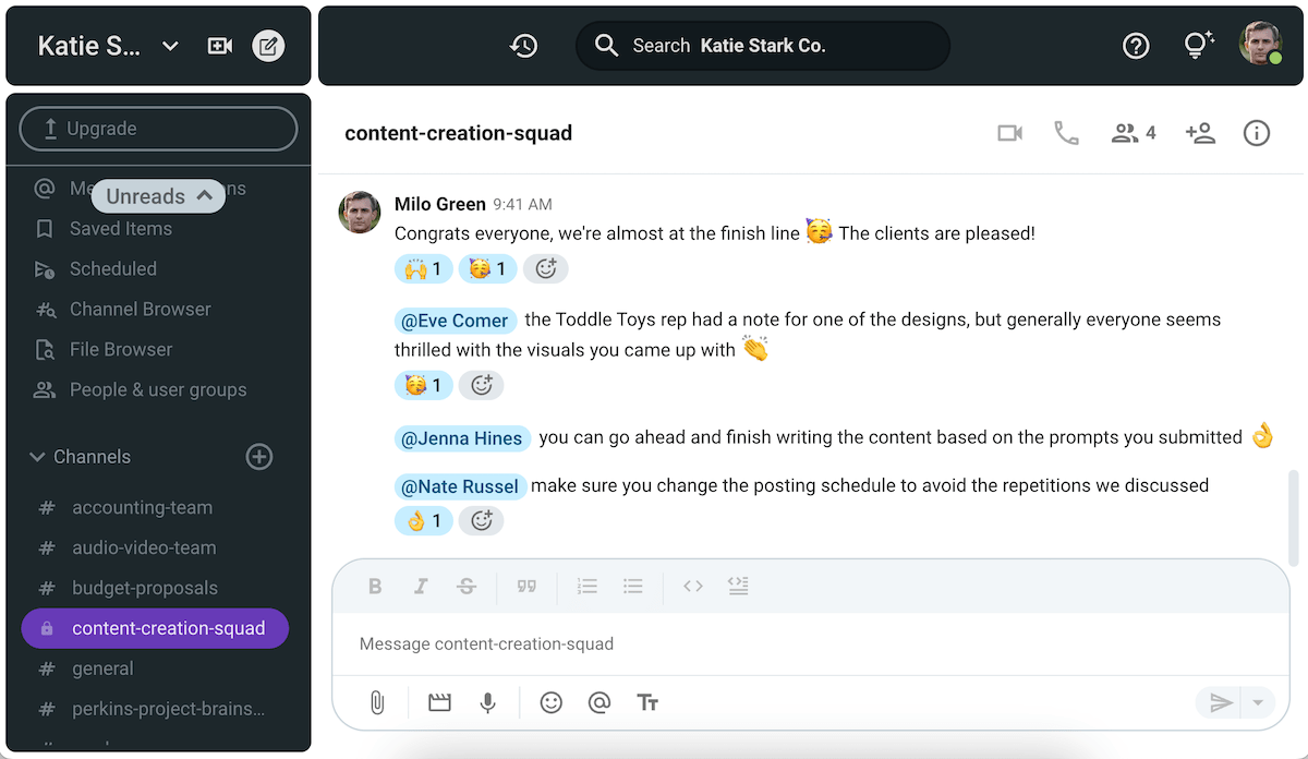 Os membros da equipe reconhecem o seu sucesso usando reações de emoji no Pumble, um aplicativo de colaboração em equipe