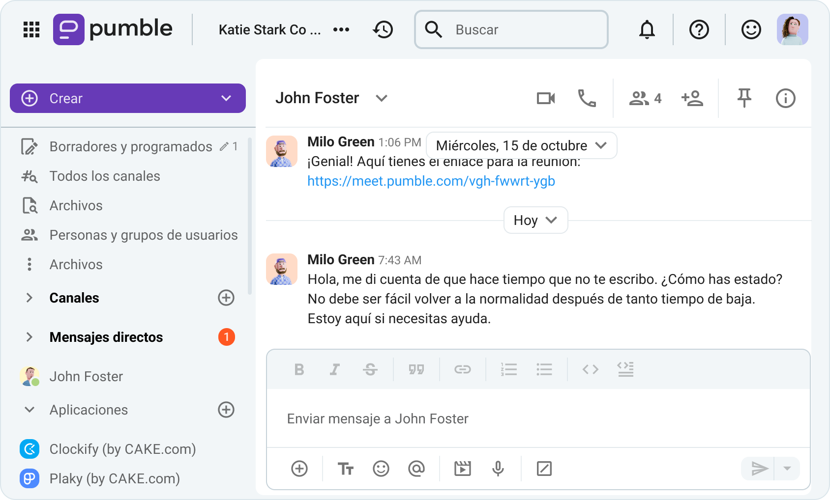 Milo se comunica con un compañero de trabajo en Pumble, una aplicación de comunicación en equipo