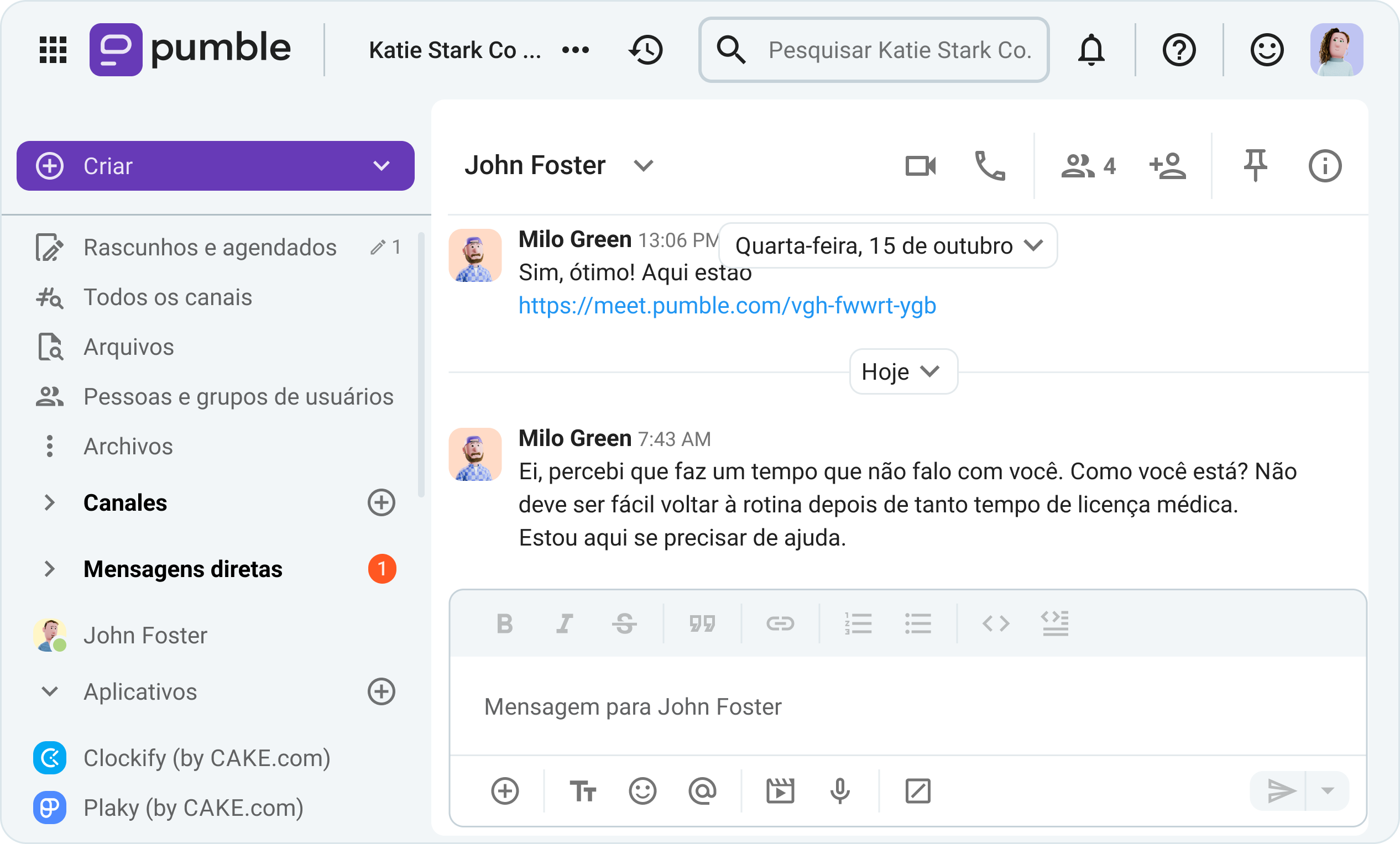 Milo entra em contato com um colega de trabalho pelo Pumble, um aplicativo de comunicação em equipe.