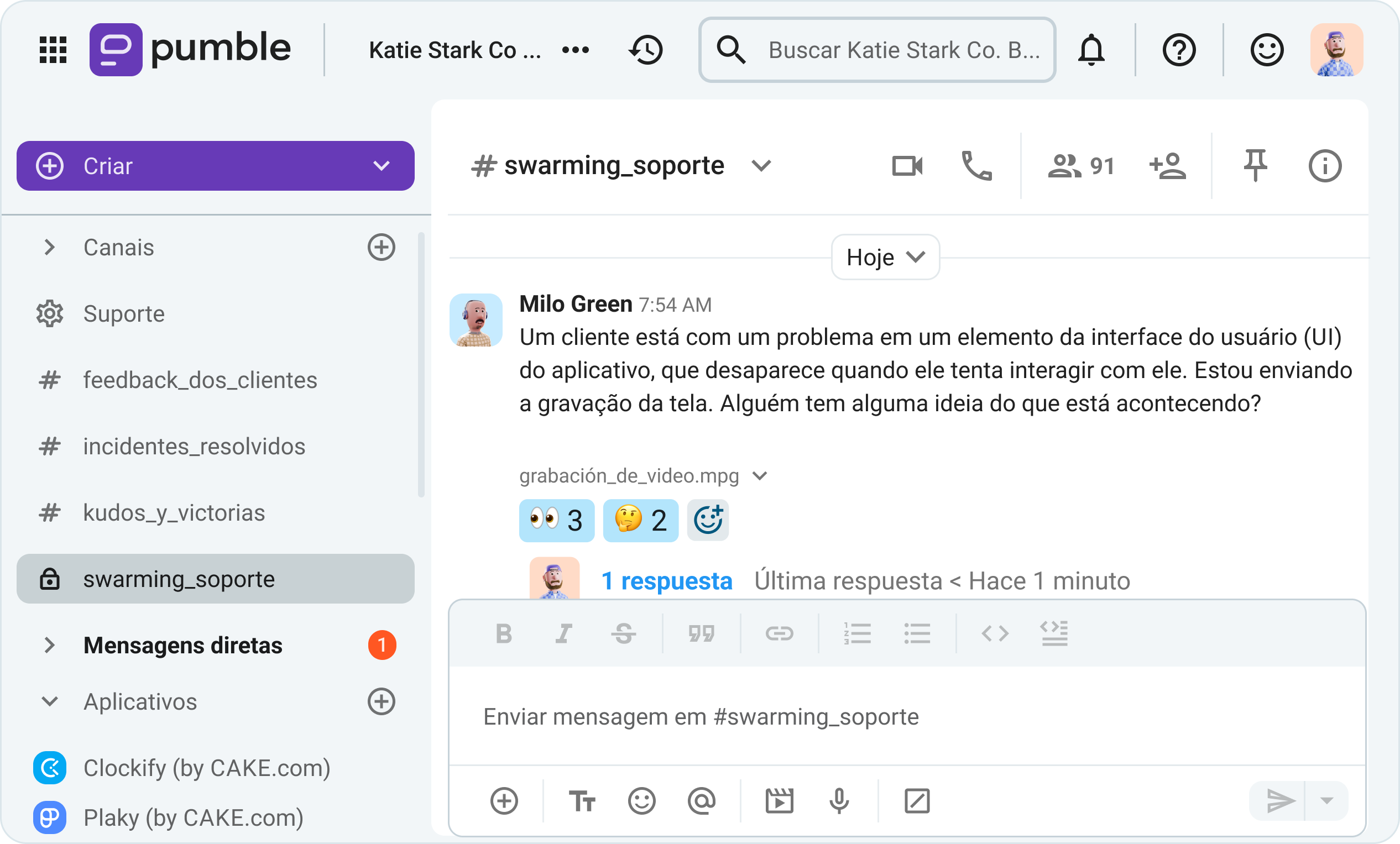 Um agente compartilha uma mensagem de vídeo no Pumble, um aplicativo de comunicação em equipe