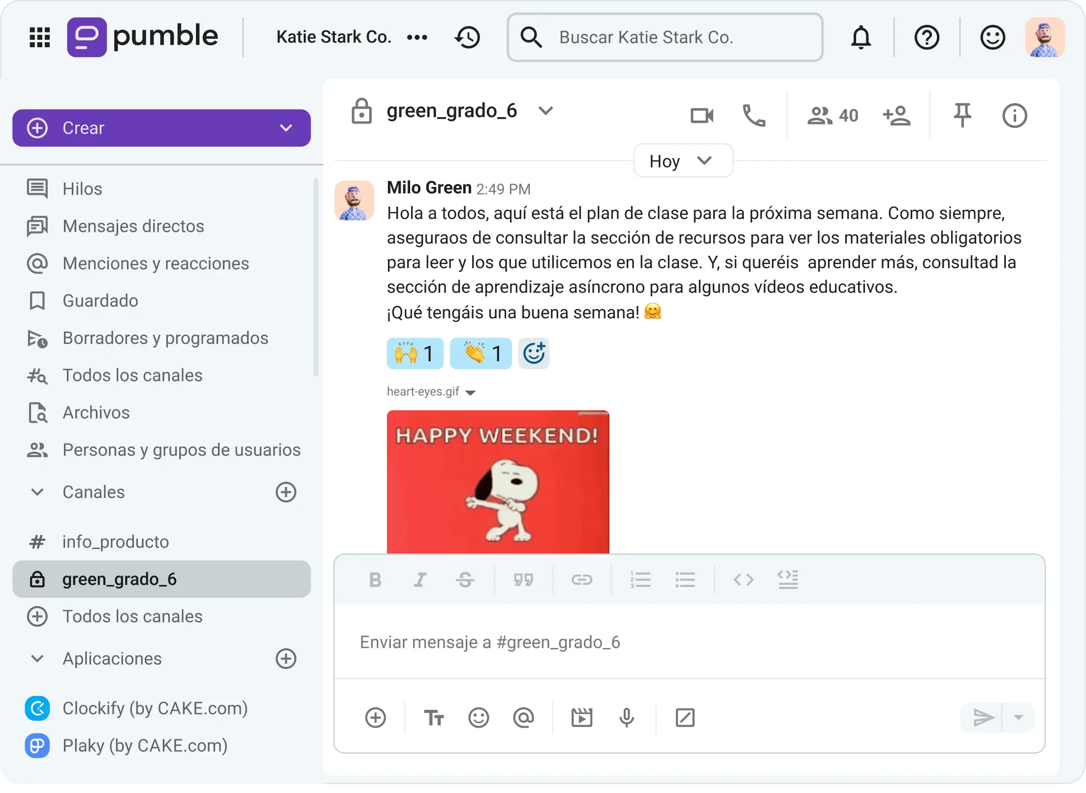 Un profesor comparte su plan de lecciones semanal con los estudiantes en Pumble, una aplicación de comunicación en equipo
