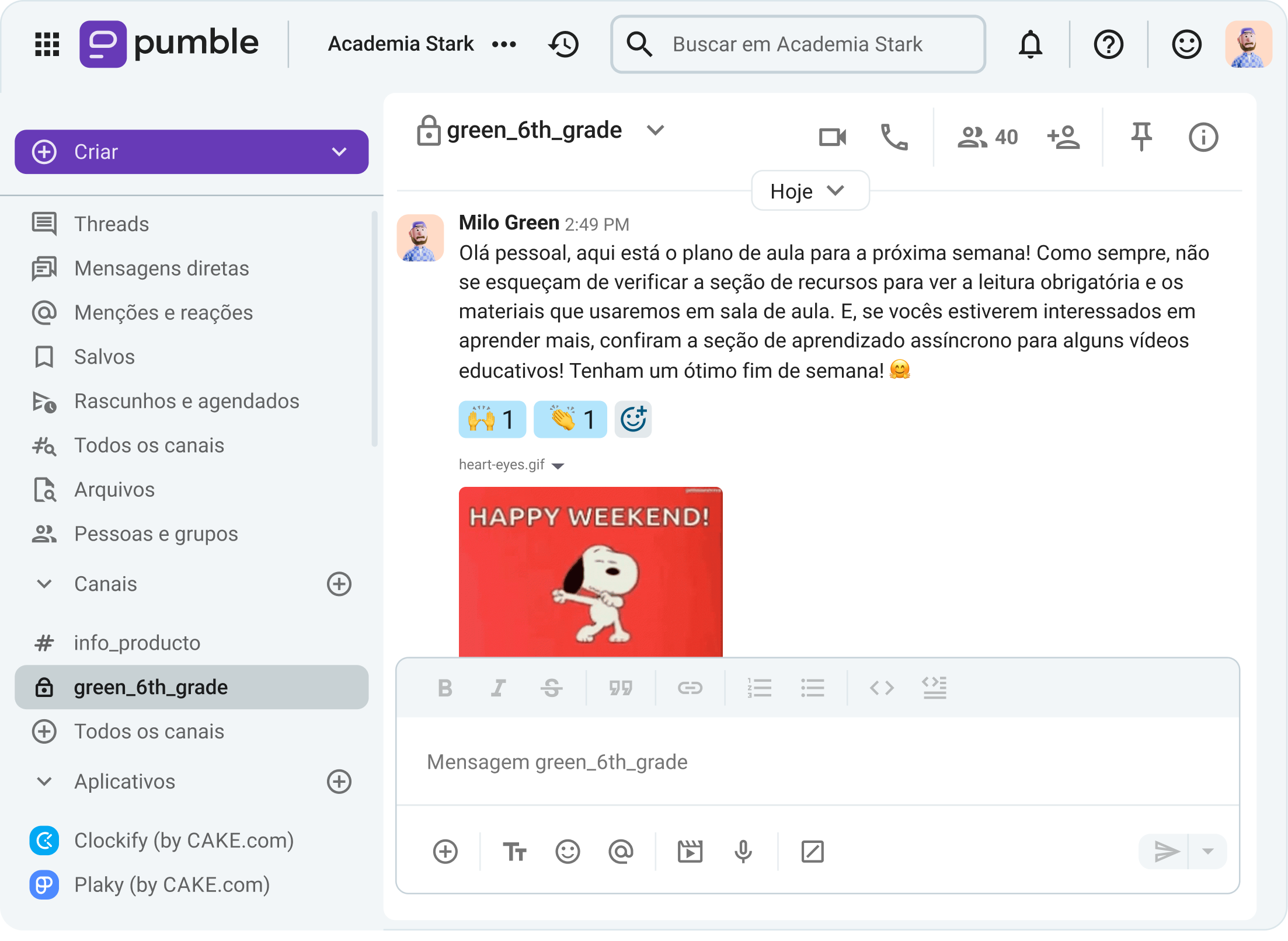 Um professor compartilha seu plano de aula semanal com os alunos no Pumble, um aplicativo de comunicação em equipe.